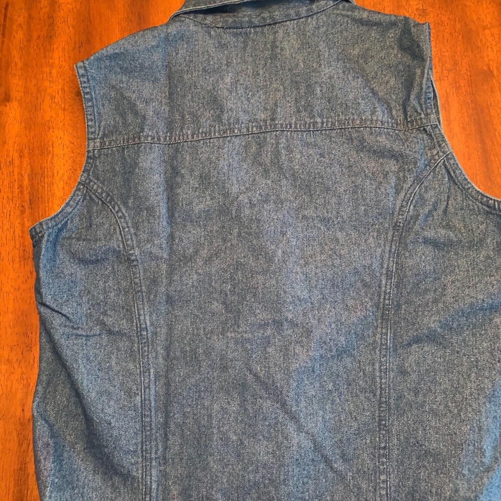 NWT Denim Vest: Vintage Rosettes, Fitted, Patch Pockets w Flap Closure - Picture 5 of 7
